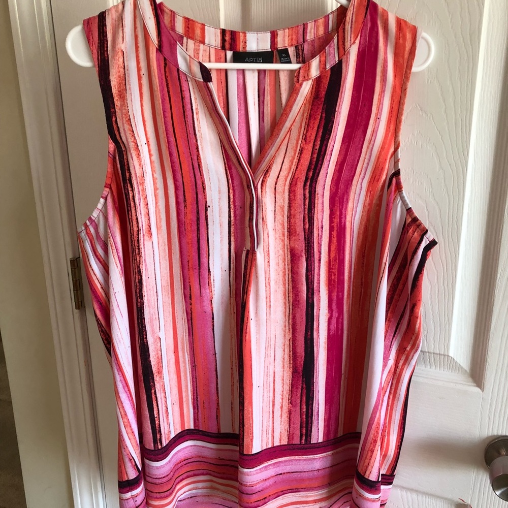 🏈 Relaxed fit, tunic style, sleeveless shirt.
